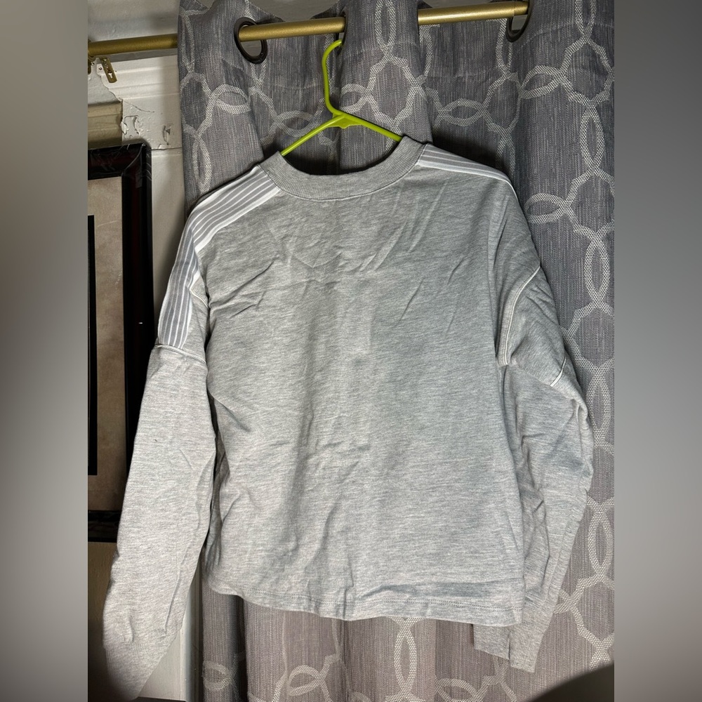 Juniors grey crew neck